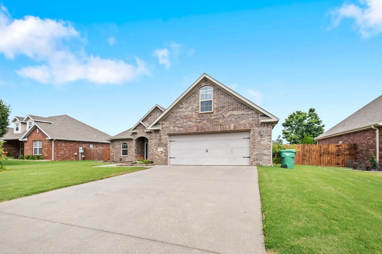 1048 Tarah Knolls Cir - Photo 3 of 31
