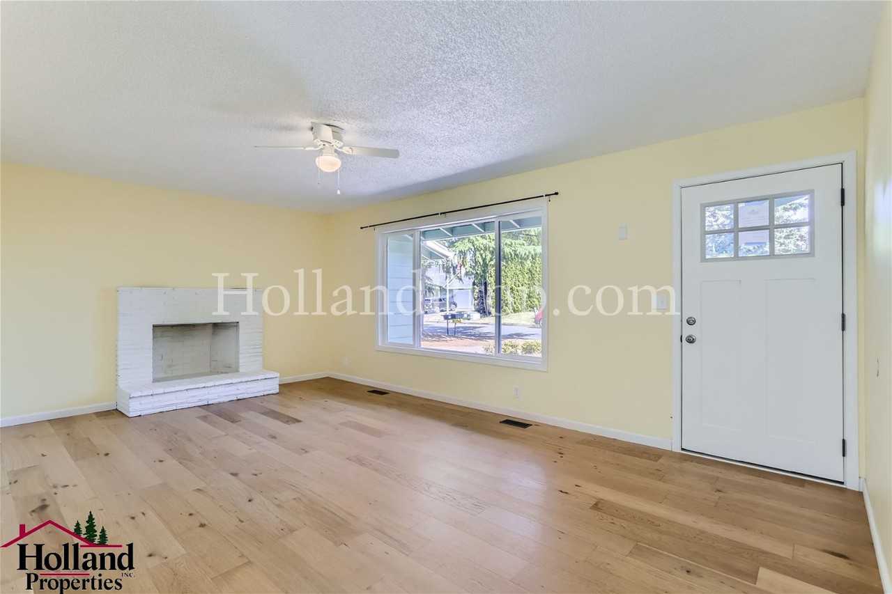 2924 Ne Azalea St - Photo 3 of 13