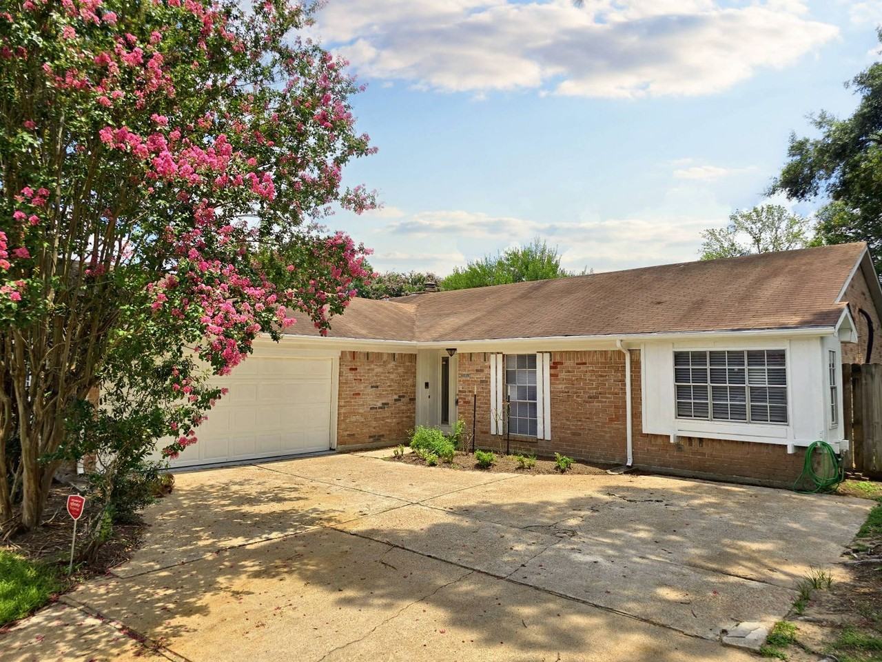 22619 Deville Dr - Photo 2 of 24