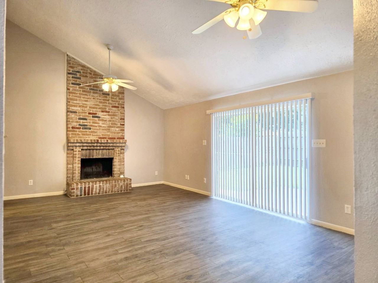 22619 Deville Dr - Photo 4 of 24