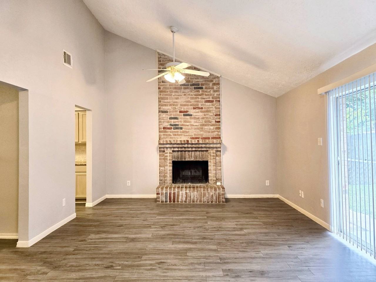 22619 Deville Dr - Photo 5 of 24