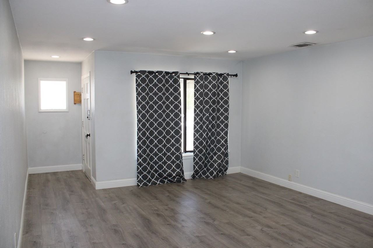 1812 Jamestown Dr - Photo 2 of 16