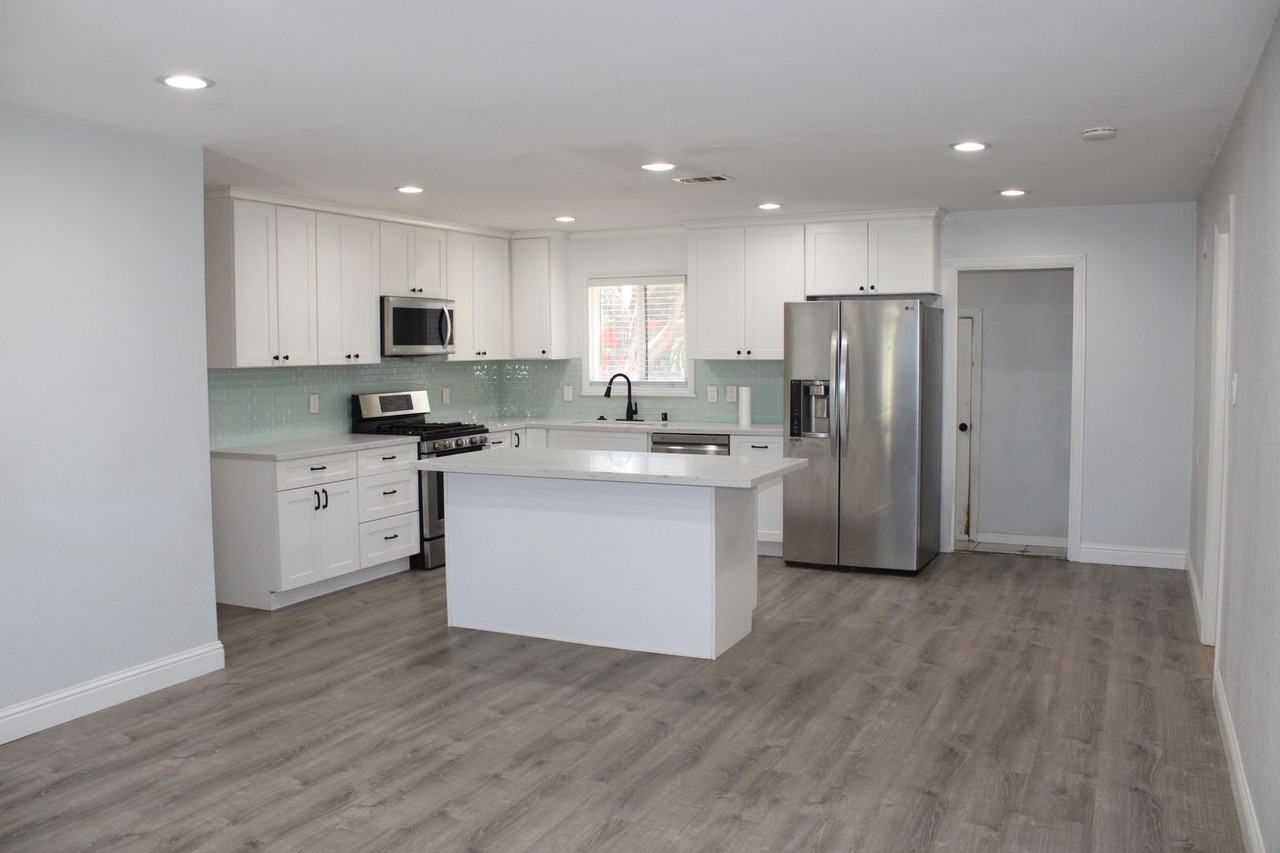 1812 Jamestown Dr - Photo 3 of 16