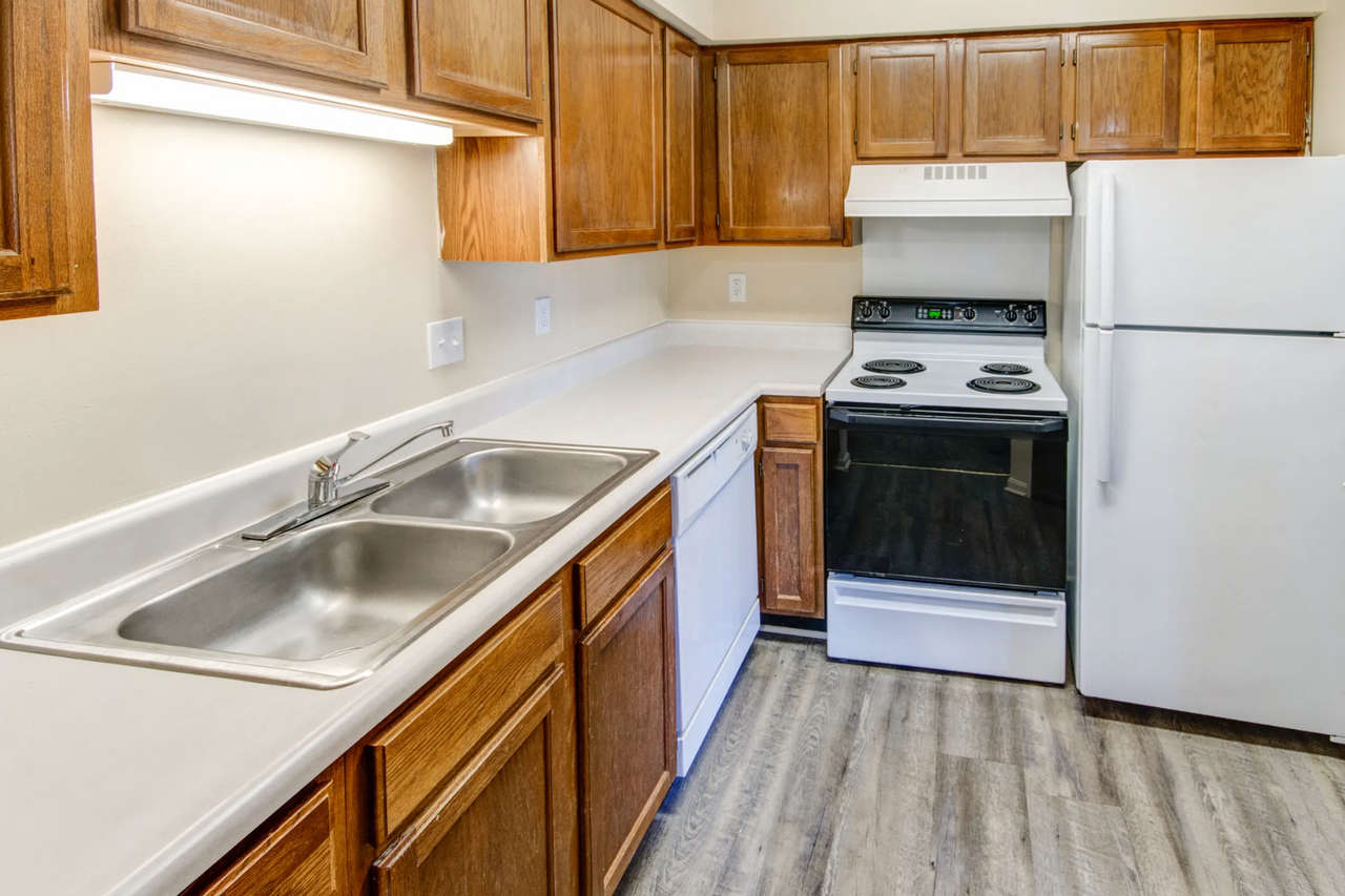 Edgewater Village Apartments - Photo 3 of 11