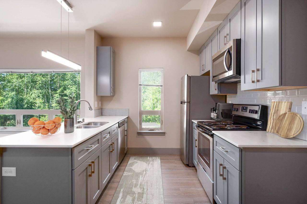 Eliza - Photo 4 of 50