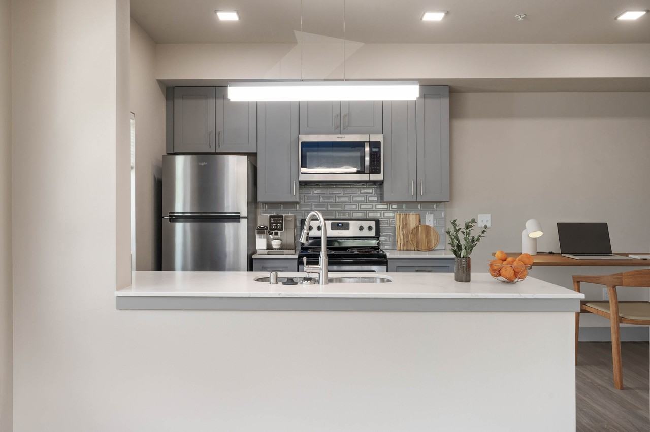 Eliza - Photo 6 of 50