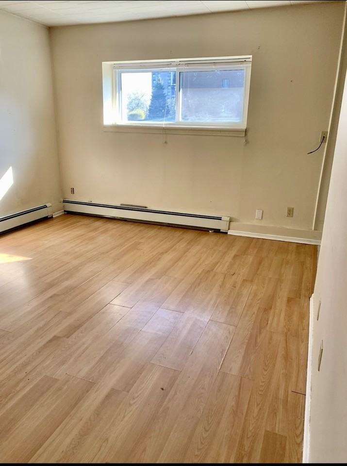 15 Brybeck Crescent #1 - Photo 3 of 8