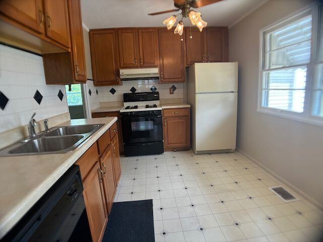 3008 N Victoria Ave - Photo 2 of 9
