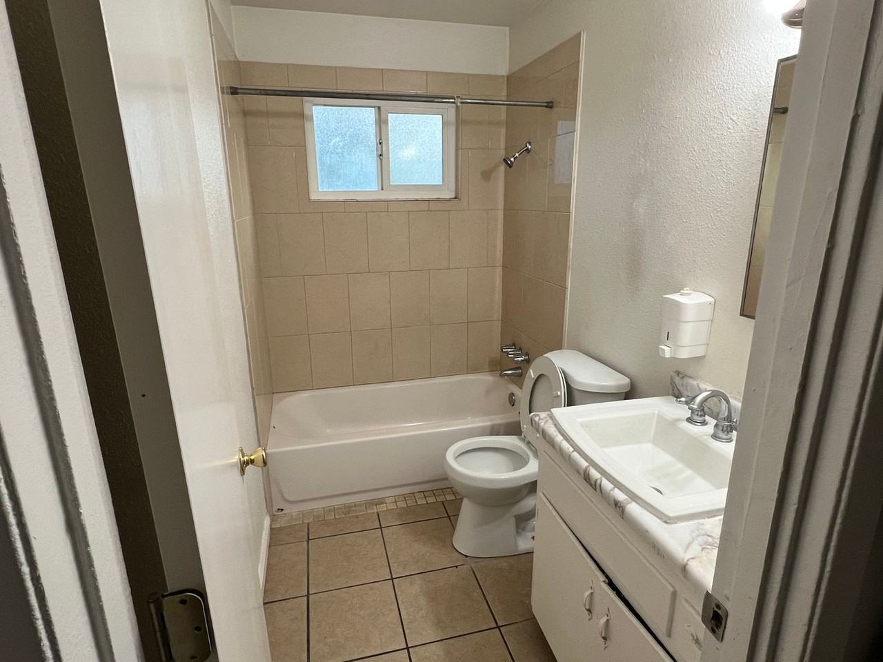Clifford Apartments - Photo 6 of 11