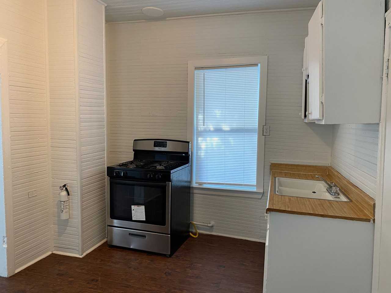 1113 Guadalupe St - Photo 6 of 8