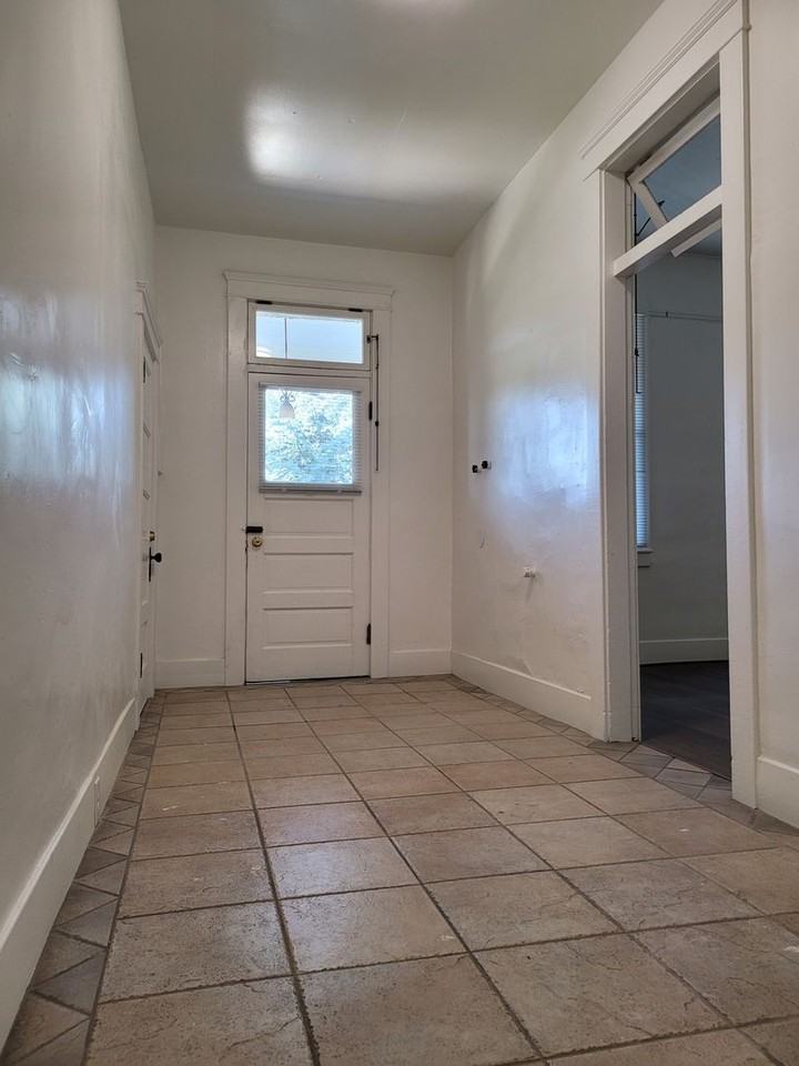 PM16-00033G: 317-319 Montezuma - Photo 2 of 10