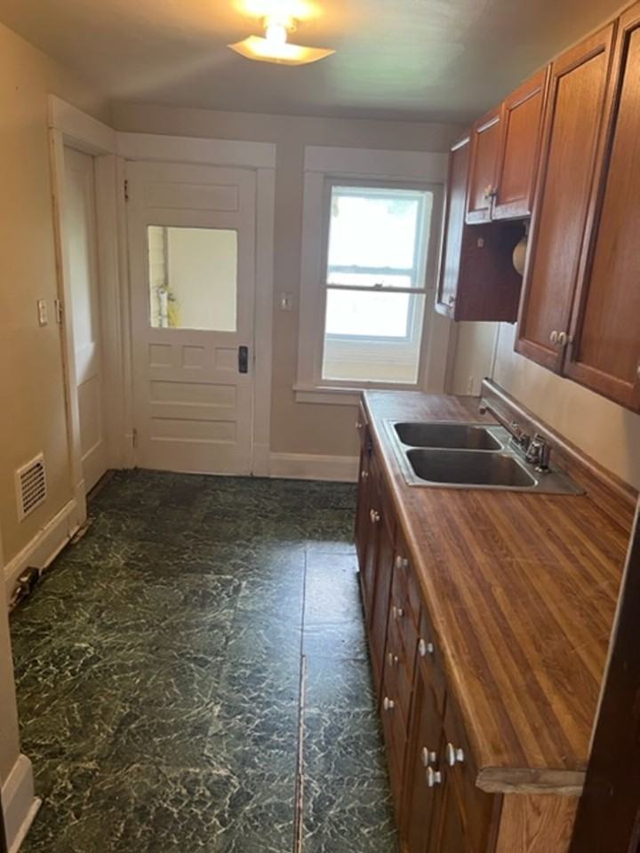 HILTON AVE DUPLEX - Photo 3 of 8