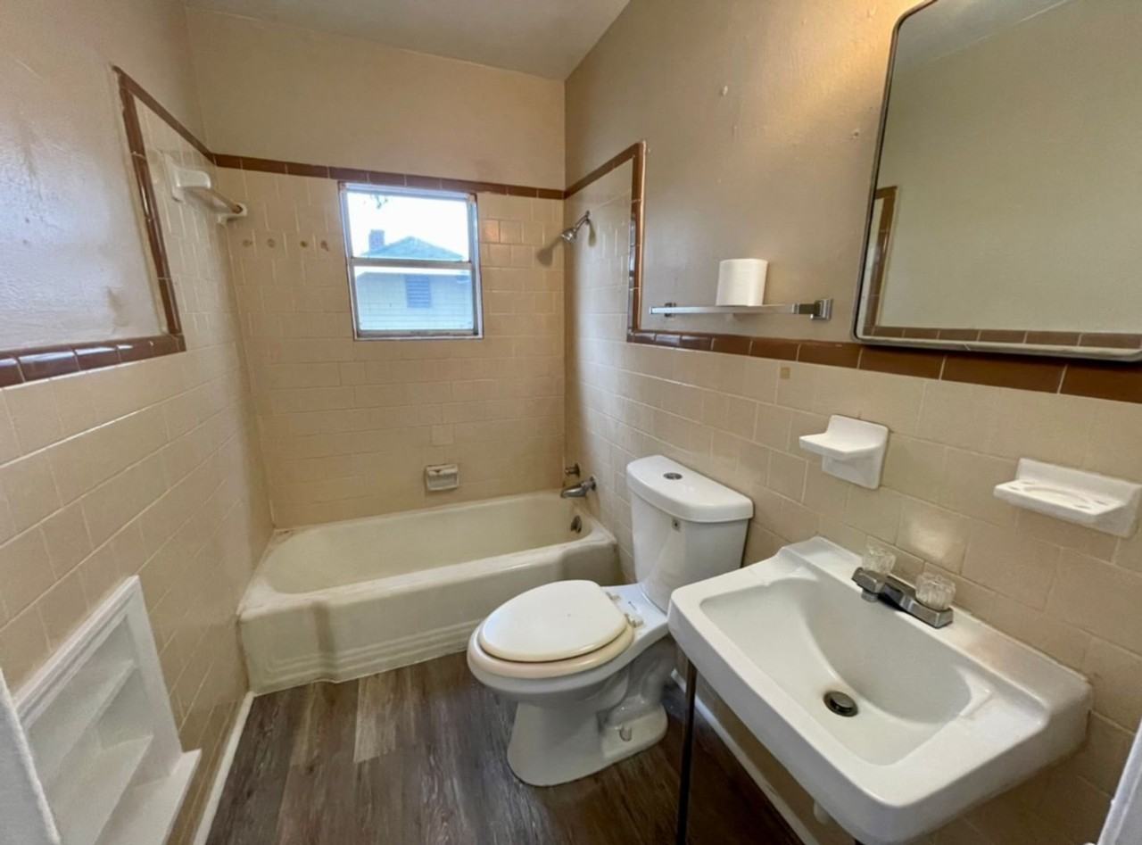 525-527 Campus St - Photo 3 of 8