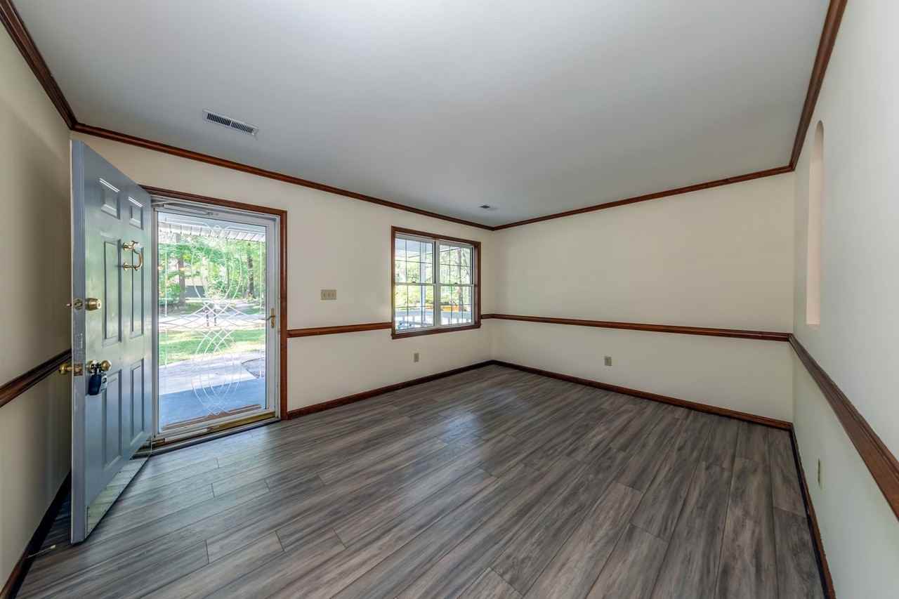 110 N Cove Rd - Photo 2 of 16