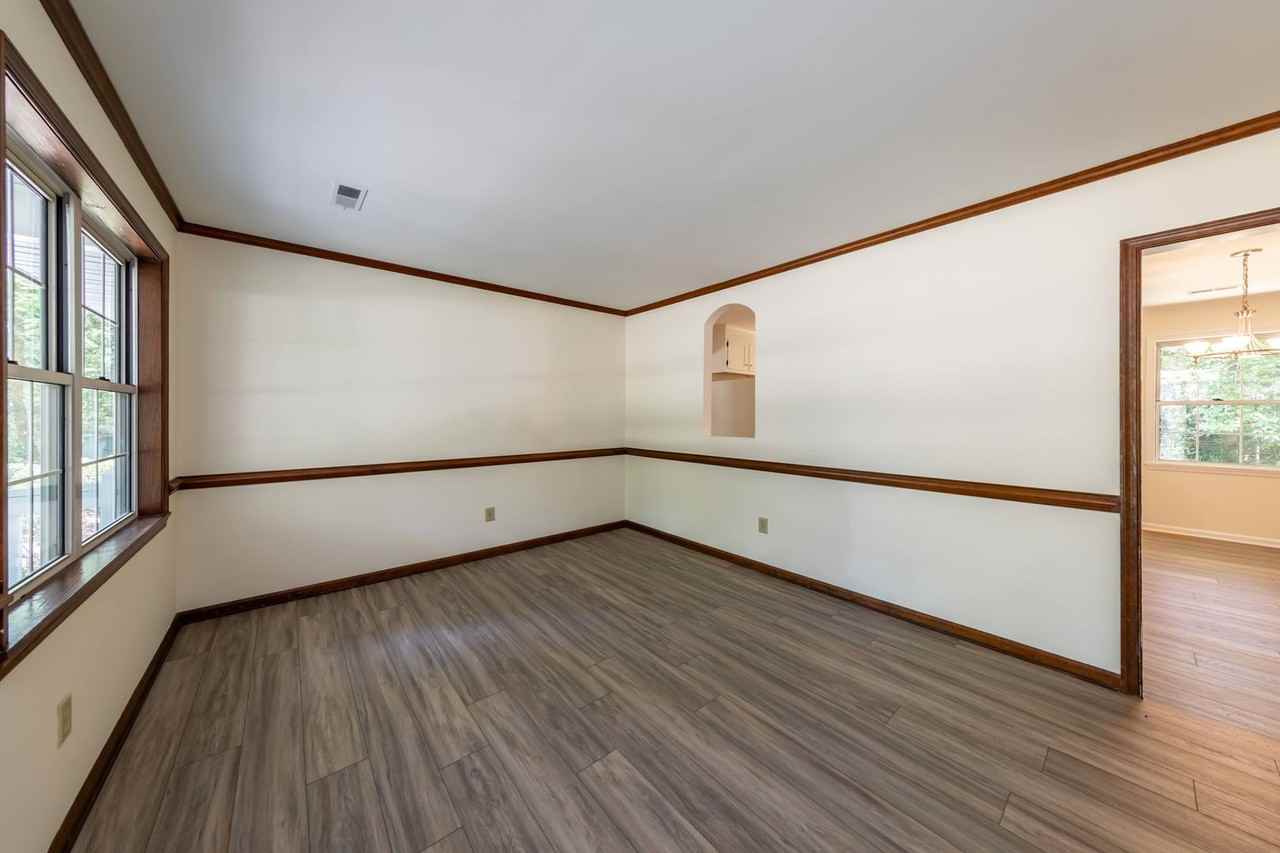 110 N Cove Rd - Photo 3 of 16