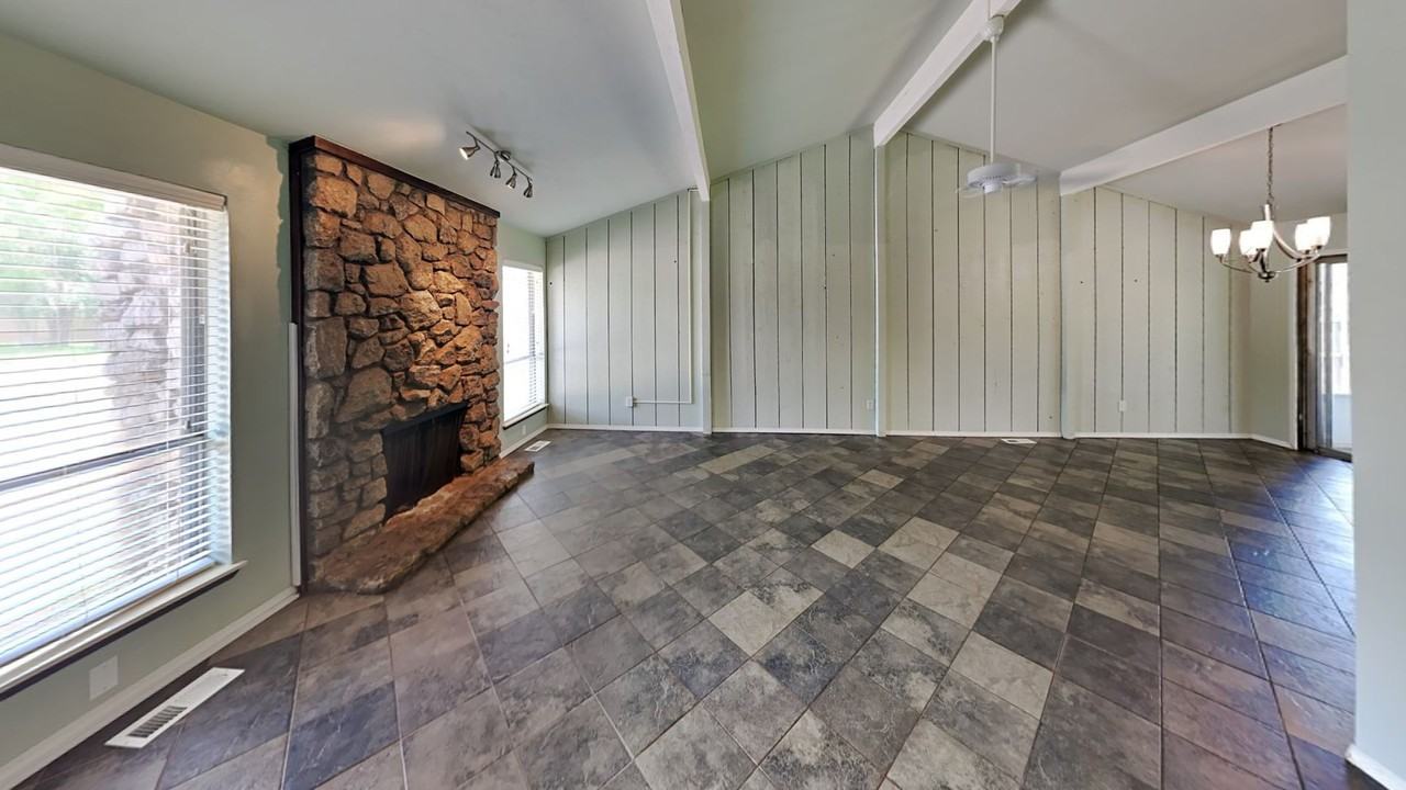 2108 Nw 114th St - Photo 4 of 12