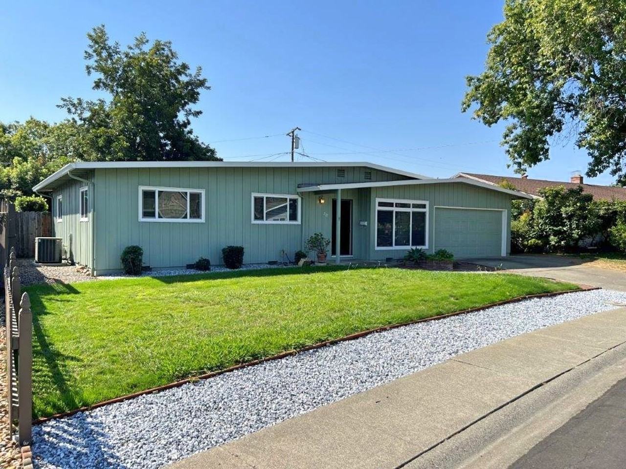 237 Peach Tree Ave - Photo 2 of 35