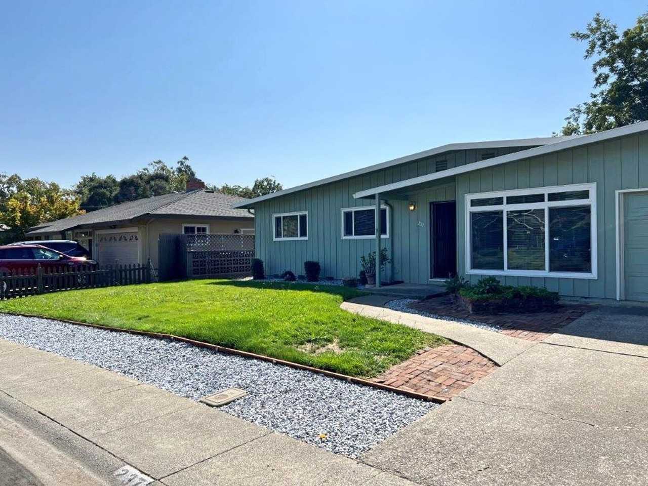 237 Peach Tree Ave - Photo 3 of 35