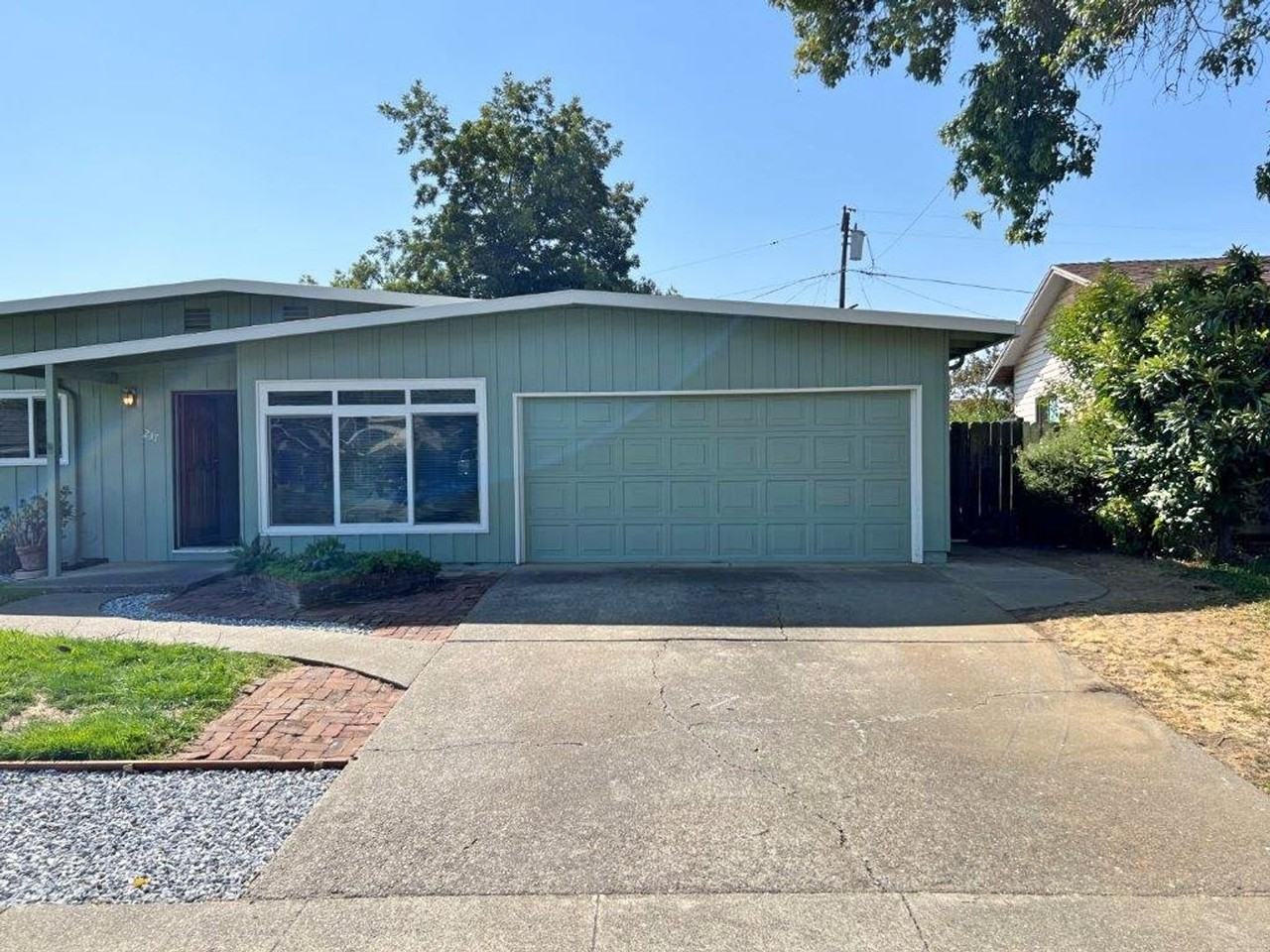 237 Peach Tree Ave - Photo 4 of 35