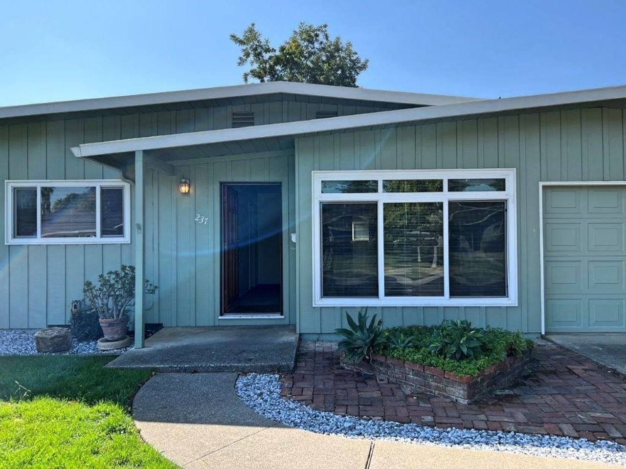 237 Peach Tree Ave - Photo 6 of 35