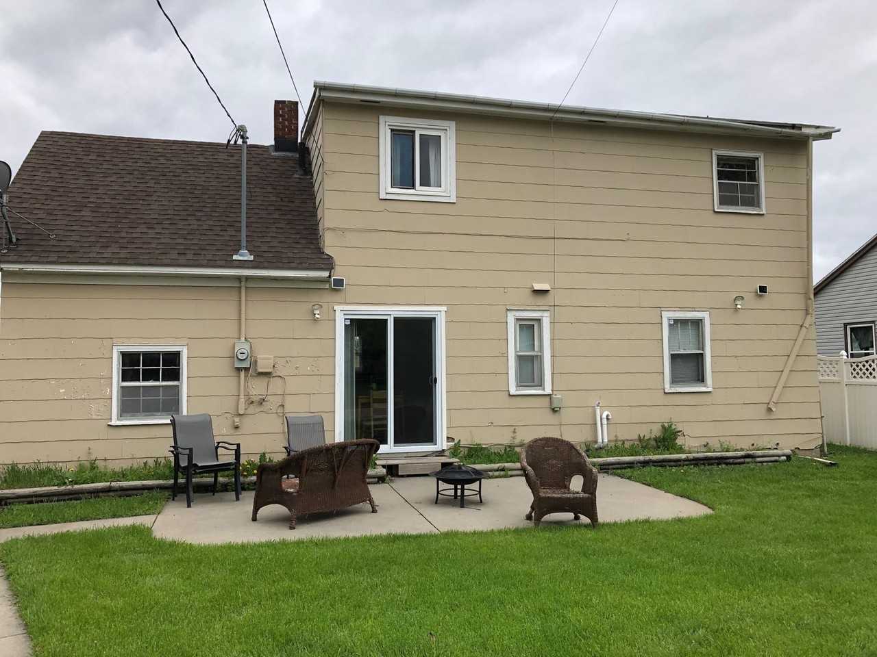 1537 University Dr N - Photo 2 of 26