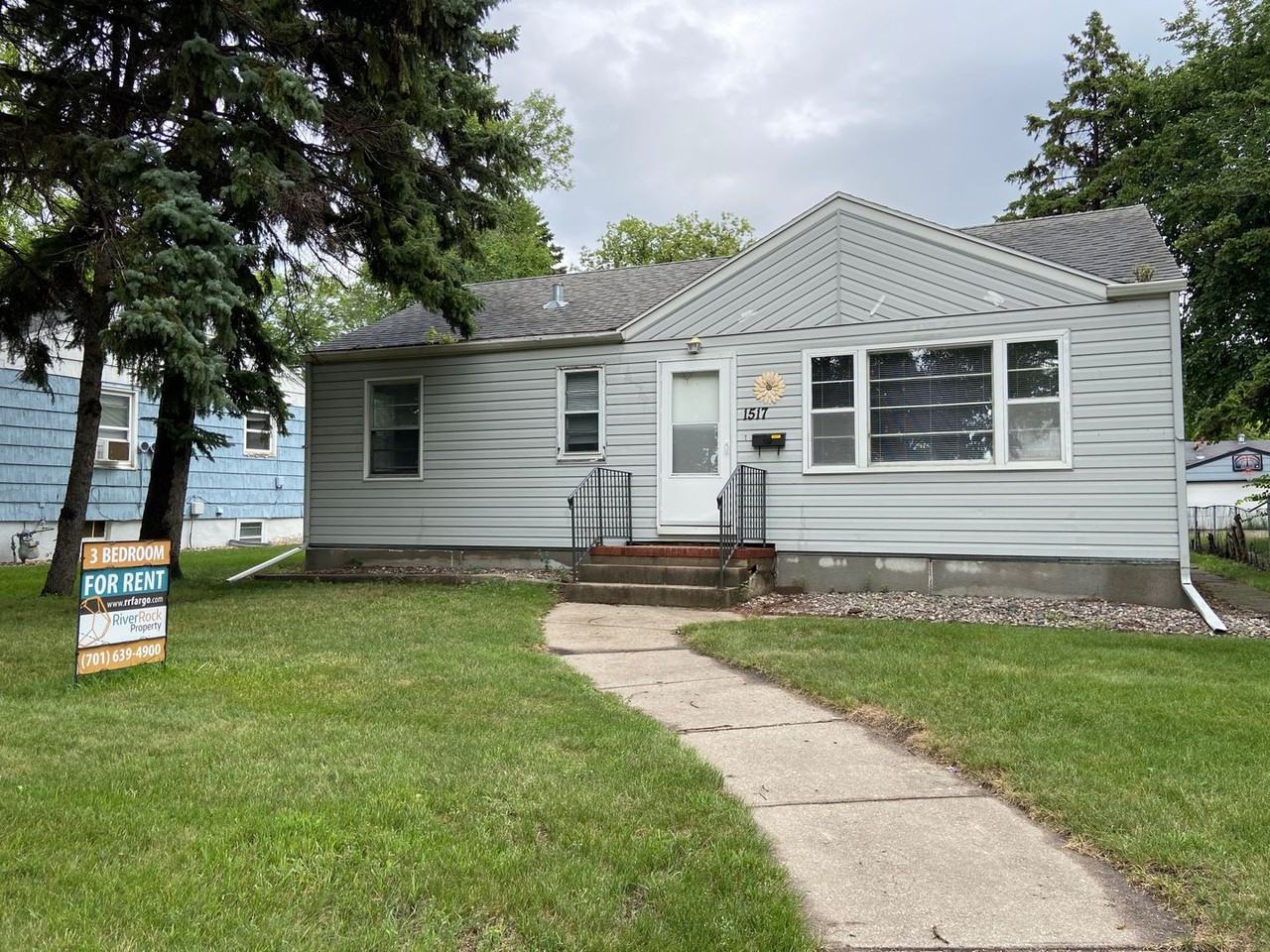 1517 University Dr N - Photo 2 of 26