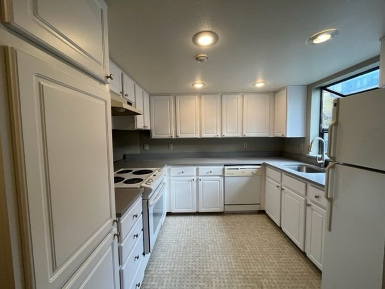 Johnson Place Townhouse - Photo 6 of 10