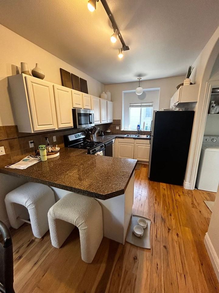 1218 E Franklin St - Photo 2 of 11