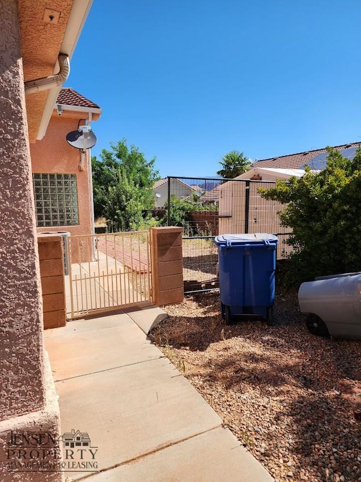 137 E 755 S - Photo 3 of 40