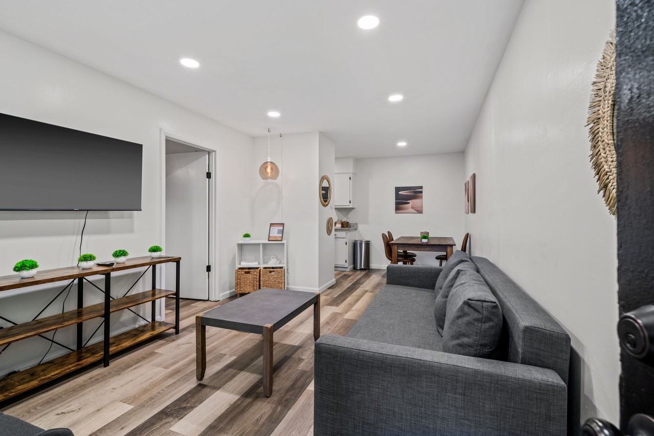 Gorgeous Renovated 1 & 2 Bedroom Apartment @ 1512 Court - Photo 4 of 39