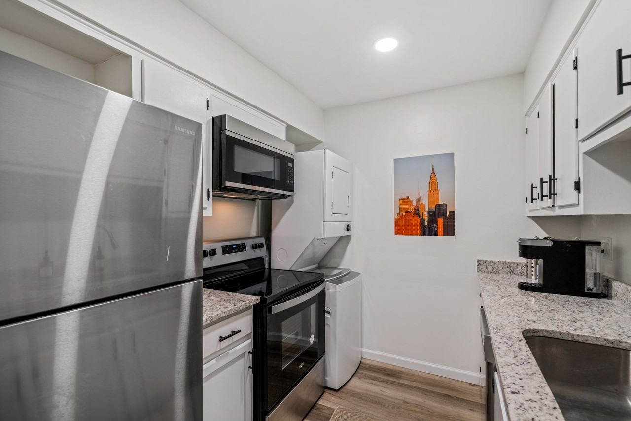 Gorgeous Renovated 1 & 2 Bedroom Apartment @ 1512 Court - Photo 6 of 39