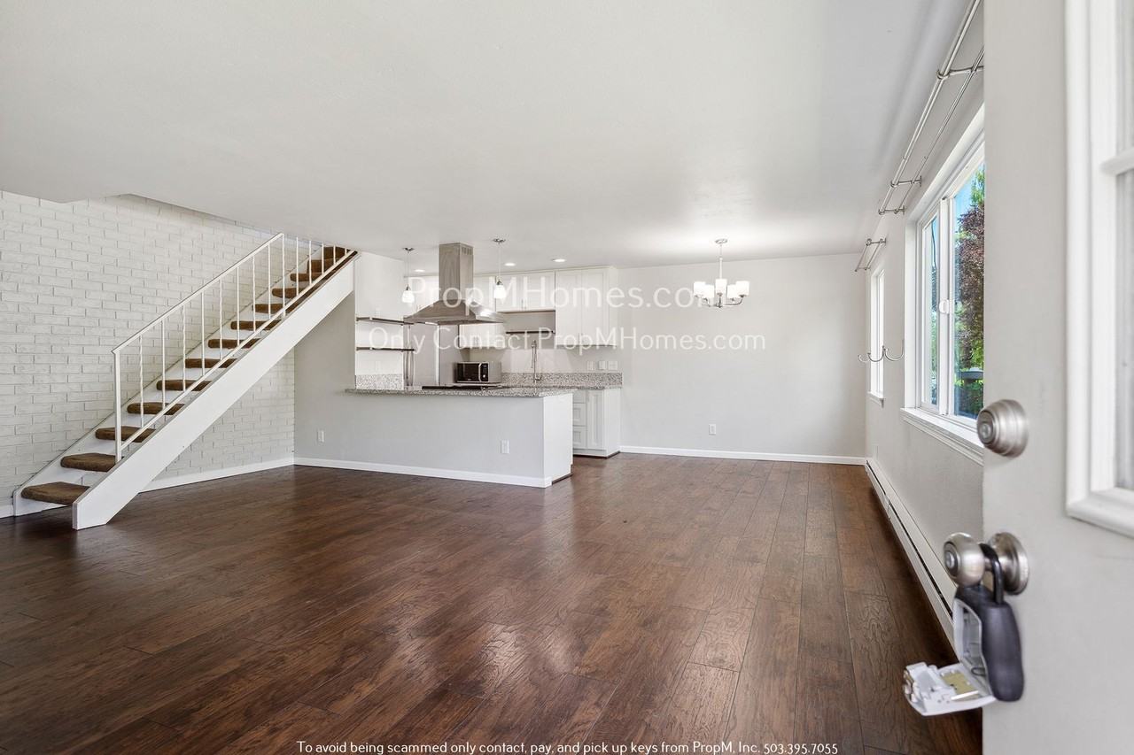 1577 Ne Hale Pl - Photo 2 of 25
