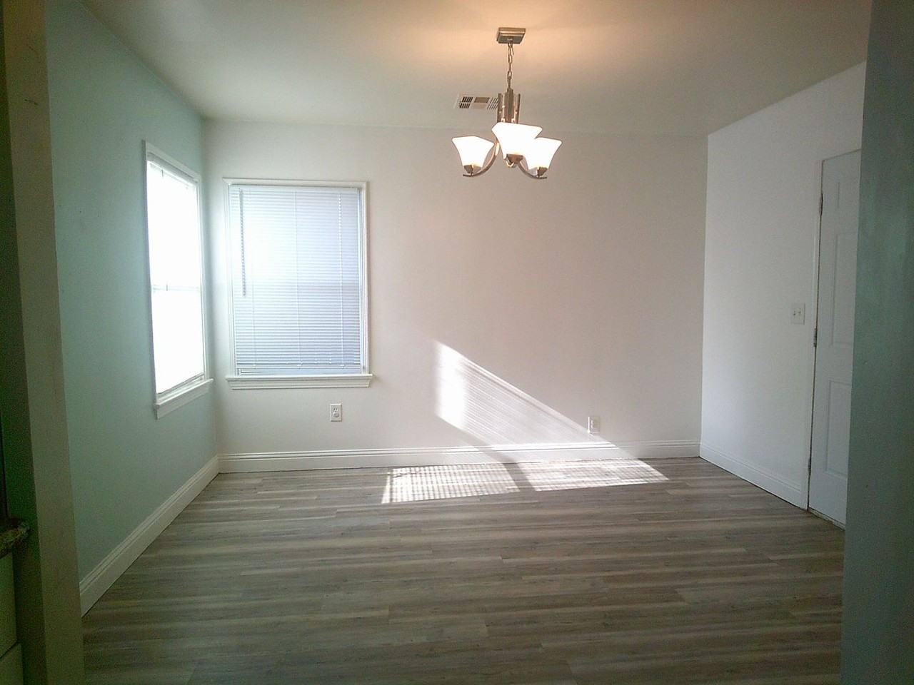 2413 Ashby St - Photo 4 of 8