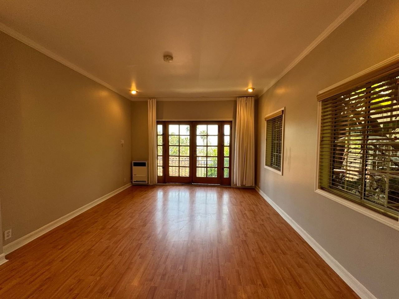 1920s Spanish Courtyard Building Walking distance to all Hollywood amenities - Photo 3 of 5