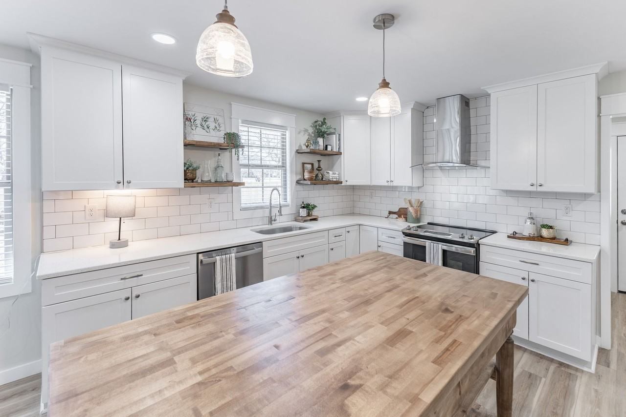 104 Suffield St - Photo 5 of 34