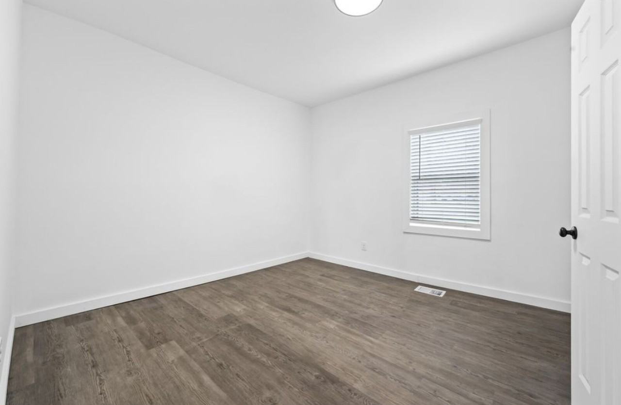214 Owen St - Photo 7 of 13