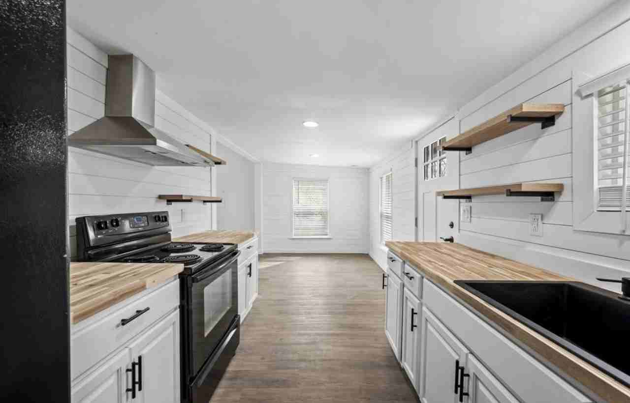 214 Owen St - Photo 2 of 13