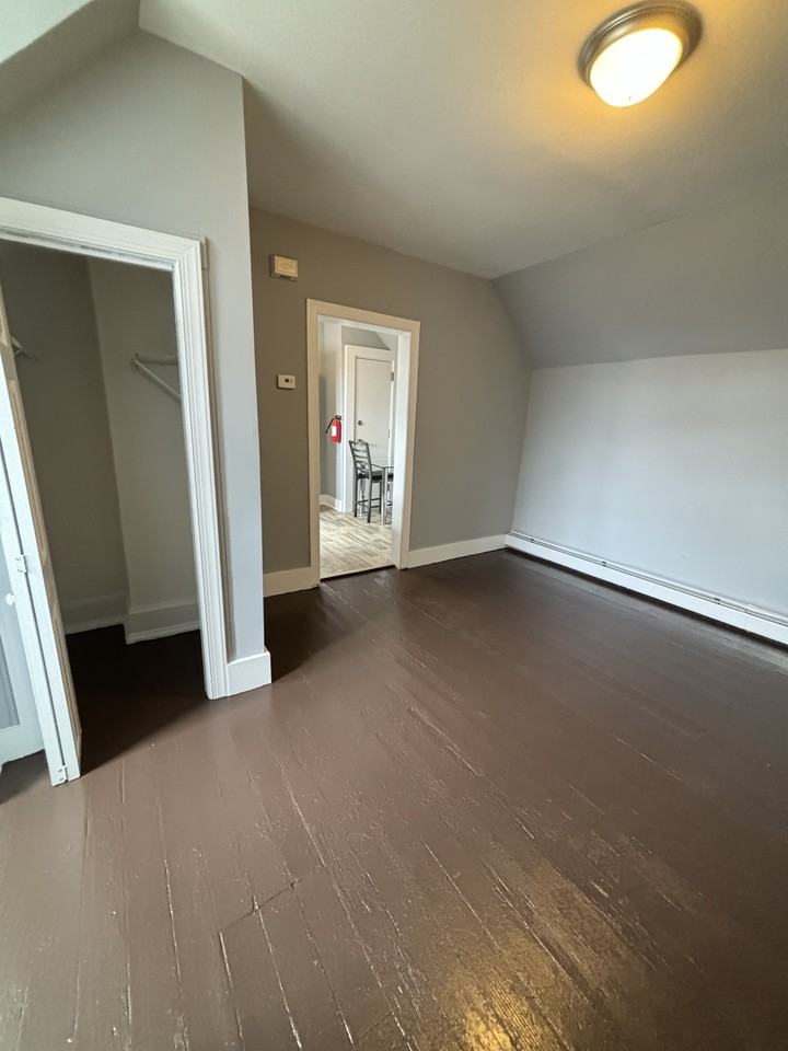 942 E 19th St #3 - Photo 3 of 6