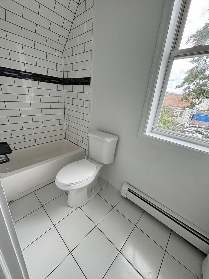 942 E 19th St #3 - Photo 4 of 6
