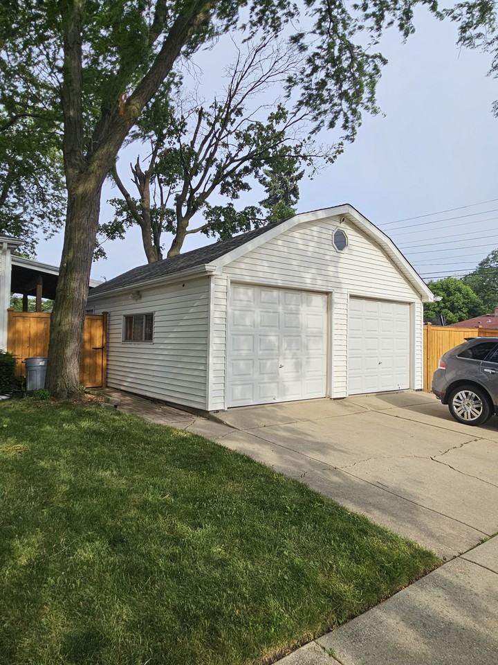 301 E Dickens Ave #NA - Photo 3 of 12