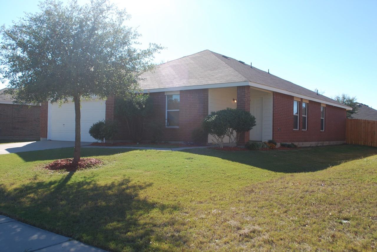 2613 Plantation Dr - Photo 3 of 22