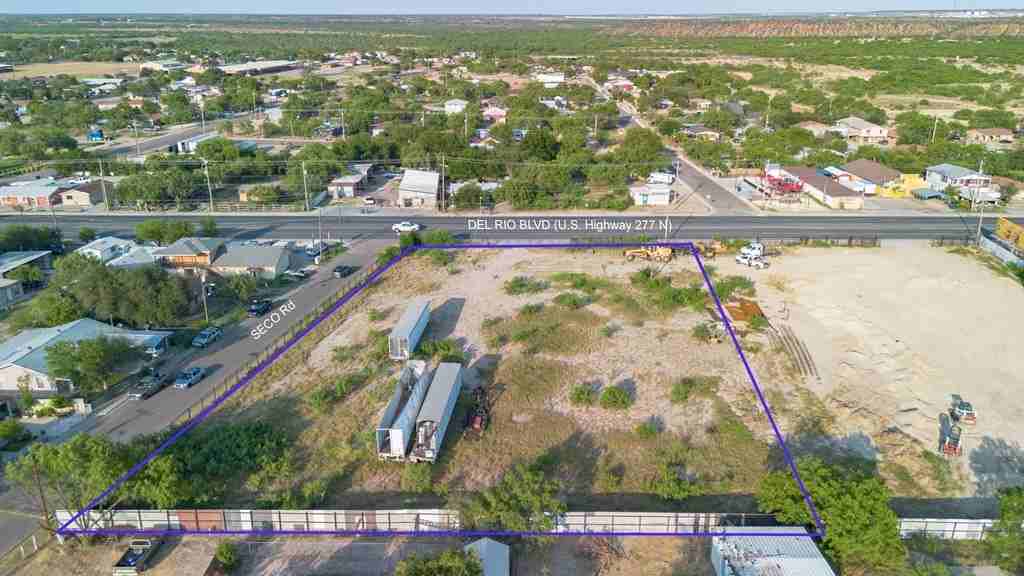 2719 Del Río Boulevard - Photo 4 of 13