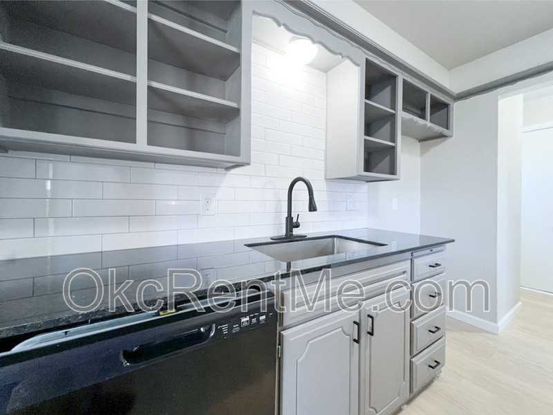 1428 Sw 62nd St - Photo 5 of 31
