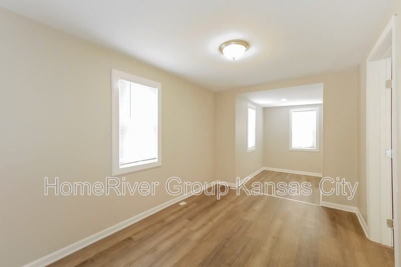 9142 E Shope Ave - Photo 3 of 17