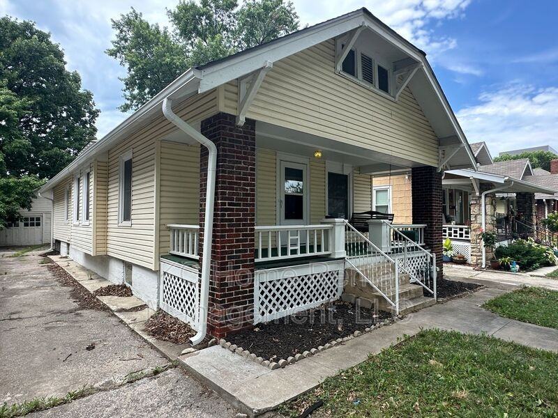 2110 Gentry St - Photo 3 of 46