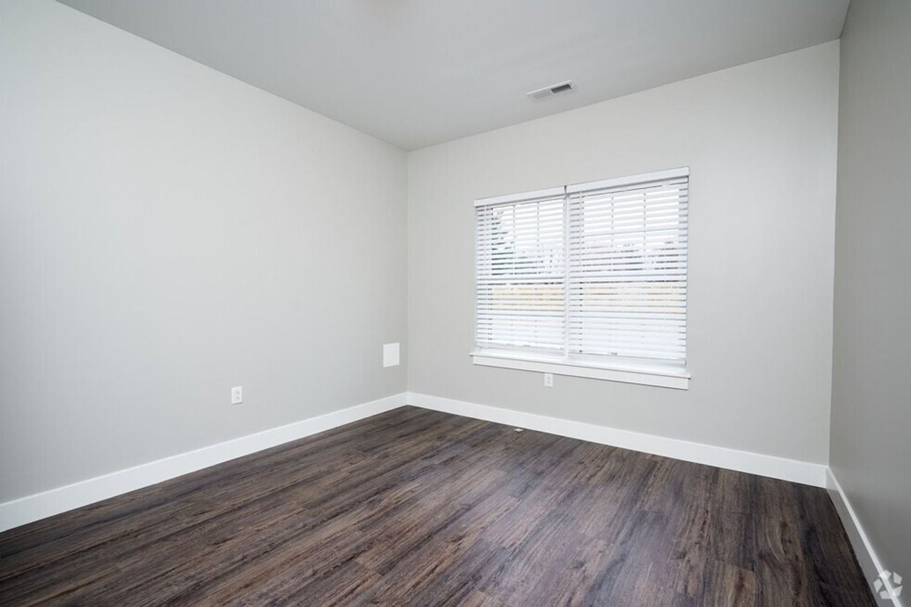 Doud Luxury Apartment Homes - Photo 7 of 11