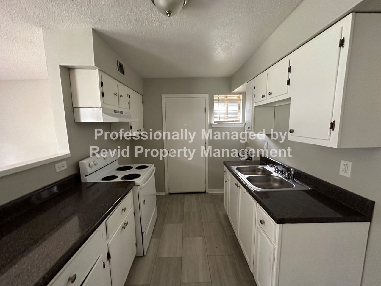 1599 Humber St - Photo 5 of 17