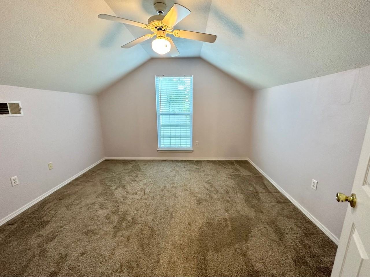 918 Claeven Cir - Photo 2 of 24