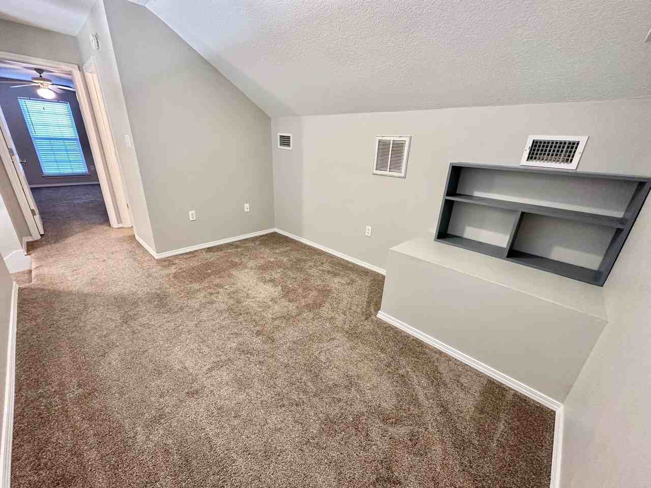 918 Claeven Cir - Photo 3 of 24