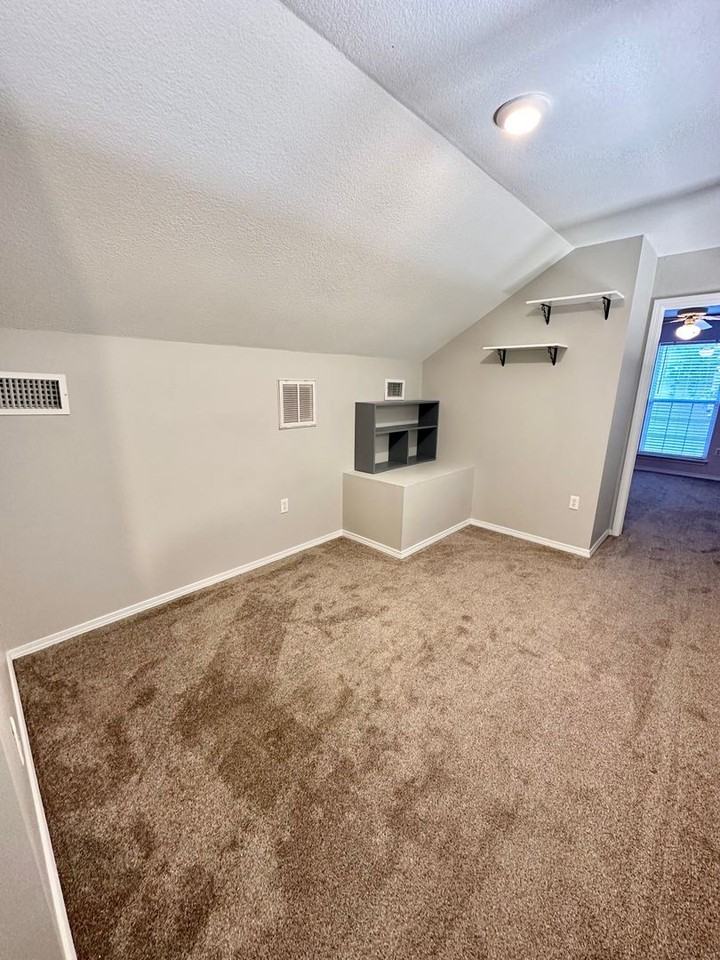 918 Claeven Cir - Photo 4 of 24